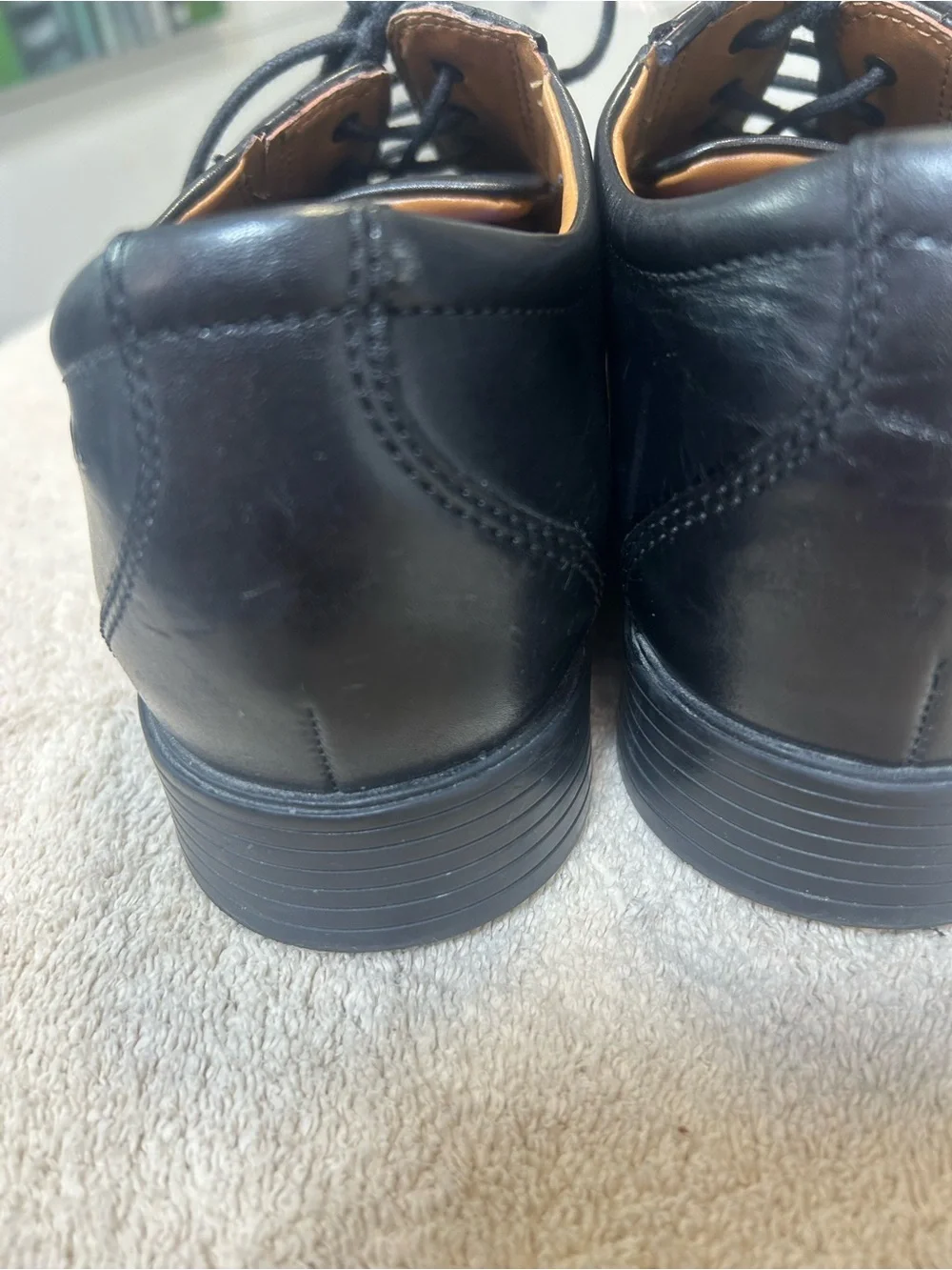 Clark’s Men’s WHIDDON Cap toe black leather oxfords. Size 9.5W very little wear